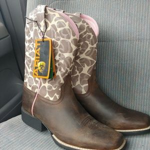 Brand New Girls Ariat Boots 4.5
